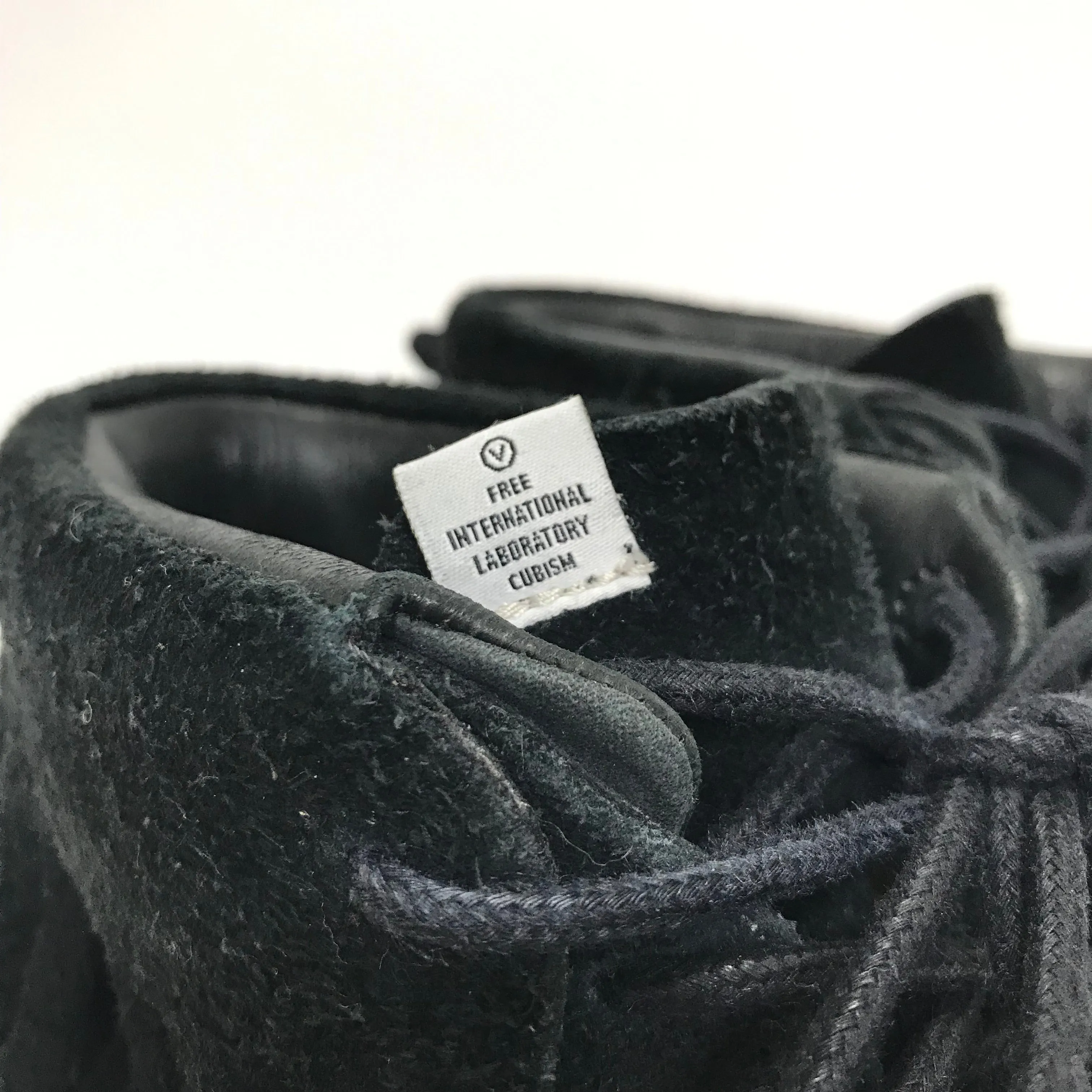 [9.5] Visvim FBT Shaman Folk Black Suede Black